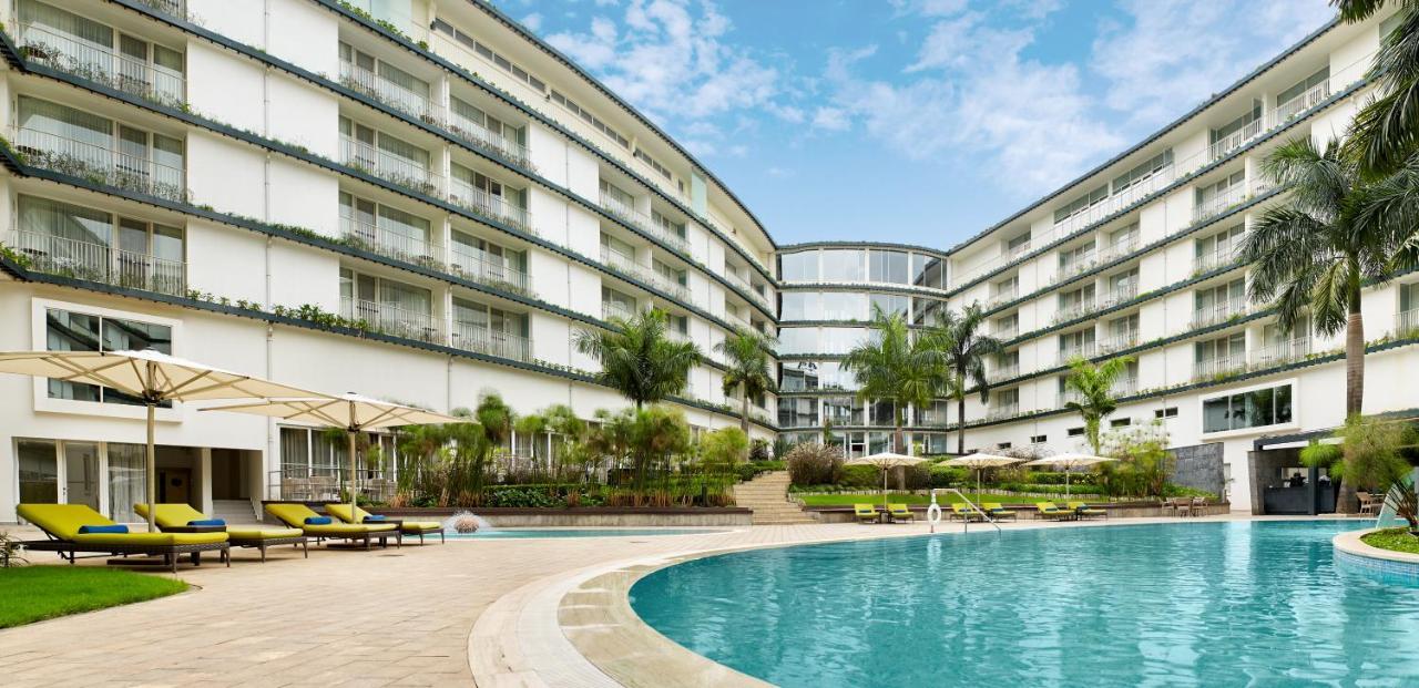 Radisson Blu Hotel & Convention Centre Kigali Exterior foto The pool at the hotel