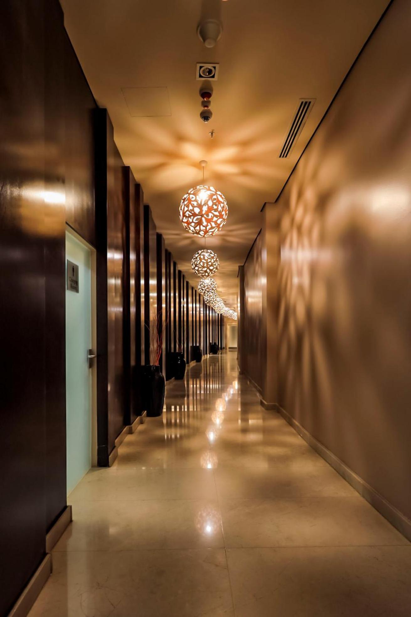 Radisson Blu Hotel & Convention Centre Kigali Exterior foto A corridor at the hotel