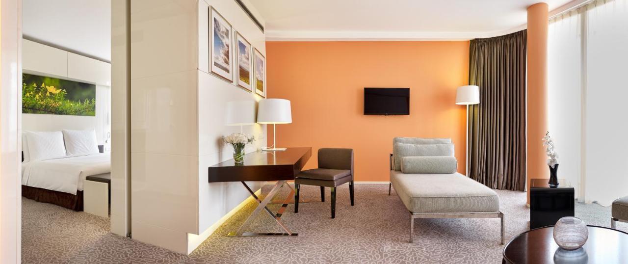 Radisson Blu Hotel & Convention Centre Kigali Exterior foto A room at the hotel
