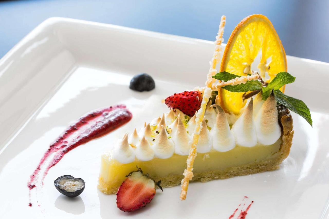 Radisson Blu Hotel & Convention Centre Kigali Exterior foto A lemon meringue tart